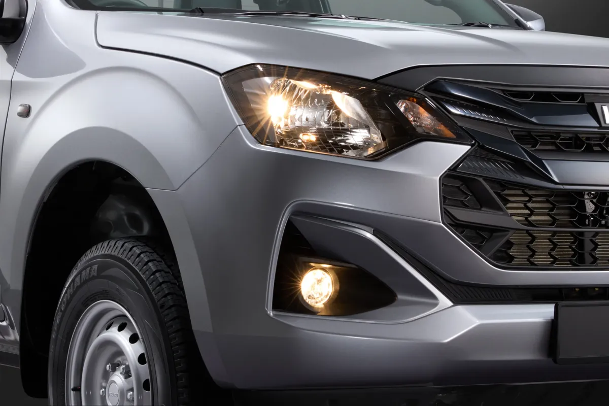 Faros delanteros nuevos y faros antiniebla nuevos.